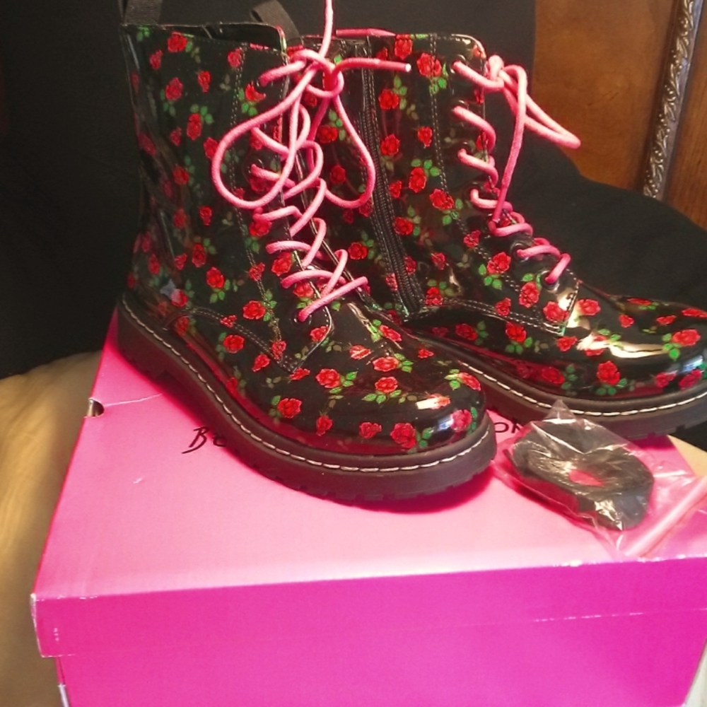 BNIB BETSY JOHNSON & TORRID Black W/ RED 🌹 🌹 🌹 Combat Boots "SOLD OUT" SZ. 8
